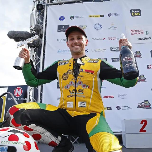 Michael Dunlop holding pokal